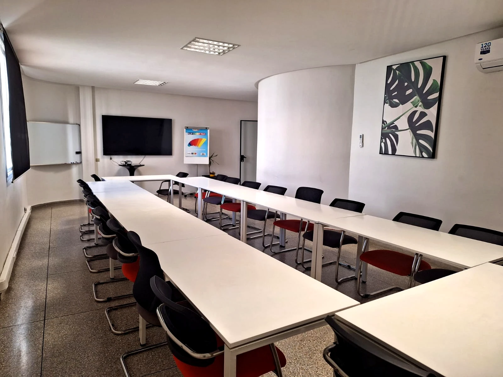 Salle de formation professionnelle en présentiel à Tanger.